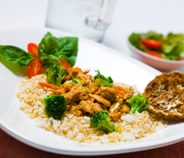 Herttuan broileri-kasviskastike