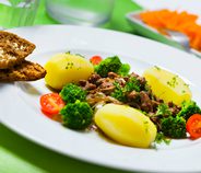 Naudanlihaa mustaherukka-punaviinikastikkeessa