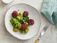 Punajuurikroketteja ja marinoituja kasviksia