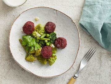 Punajuurikroketteja ja marinoituja kasviksia