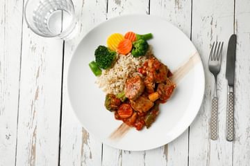 Porsaan pikkupaistia yrtti-tomaattikastikkeessa