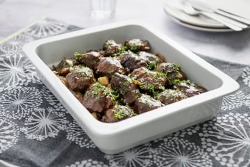 Ylikypsä porsaanposki tummassa kastikkeessa