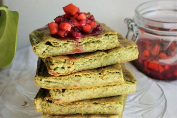Pinaattipannukakku ja omena-puolukkahilloke